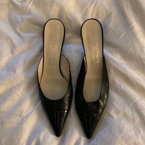 These are classic authentic Ferragamo. Size is 10.5 and the heel is kitten.